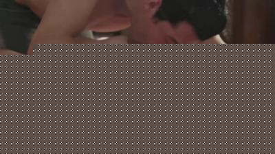 高冷气质模特被男友按在身下疯狂抽插 最后颜射高潮喷发